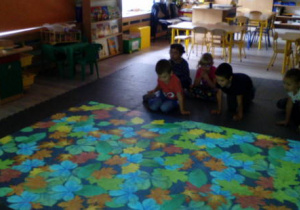 Dzieci siedzące wokół Magicznego Dywanu.